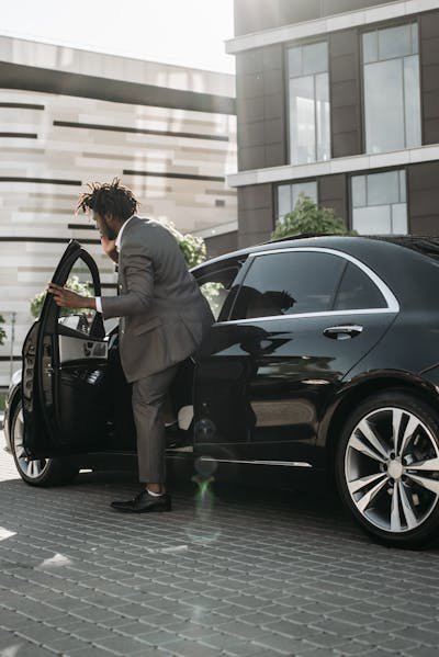 Chauffeur de personnalité : votre partenaire pour un voyage vip